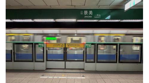 景美站為地下二層車站，設有3處出入口，地下一樓為大廳層，地下二樓為月台層，設有島式月台，並設有半高式月台門。【圖/一月台，往松山方向】
&nbsp;