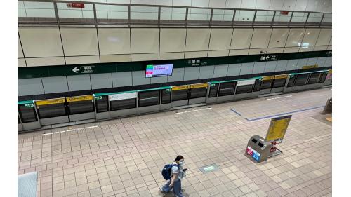 景美站為地下二層車站，設有3處出入口，地下一樓為大廳層，地下二樓為月台層，設有島式月台，並設有半高式月台門。【圖/二月台，往新店方向】
&nbsp;