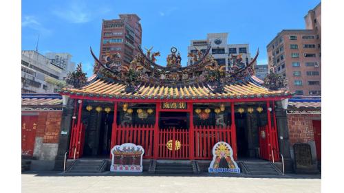 景美站位於羅斯福路六段，於1999年11月啟用，車站鄰近景美國中、景行公園及景美集應廟。
&nbsp;