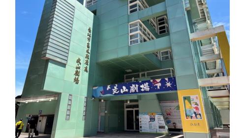 景美站位於羅斯福路六段，於1999年11月啟用，車站鄰近景美國中、景行公園及景美集應廟。
&nbsp;