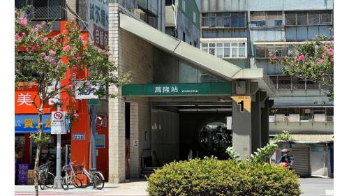 萬隆站為地下二層車站，設有4處出入口。出口1、2位於車站南端，出口2、4有聯合開發大樓。出口3、4位於車站北端，無障礙電梯位於出口4。【圖/1號出口，萬隆街，羅斯福路五段236巷口】
&nbsp;