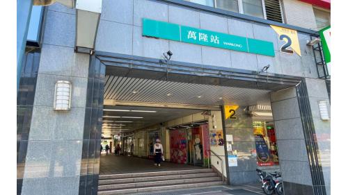 萬隆站為地下二層車站，設有4處出入口。出口1、2位於車站南端，出口2、4有聯合開發大樓。出口3、4位於車站北端，無障礙電梯位於出口4。【圖/2號出口，景隆街，羅斯福路五段269巷口】
&nbsp;