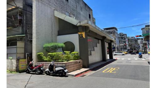 萬隆站為地下二層車站，設有4處出入口。出口1、2位於車站南端，出口2、4有聯合開發大樓。出口3、4位於車站北端，無障礙電梯位於出口4。【圖/3號出口，武功國小，羅斯福路五段211巷口】
&nbsp;
