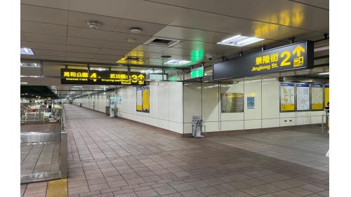 萬隆站為地下二層車站，地下一樓為大廳層，設有車站大廳、詢問處、自動售票機、驗票閘門、洗手間。
&nbsp;