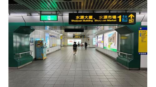 公館站為地下二層車站，設有4處出入口。地下一樓為大廳層，設有車站大廳、詢問處、自動售票機、驗票閘門、洗手間（近出口1、2）、公館郵局（近出口3）。
&nbsp;