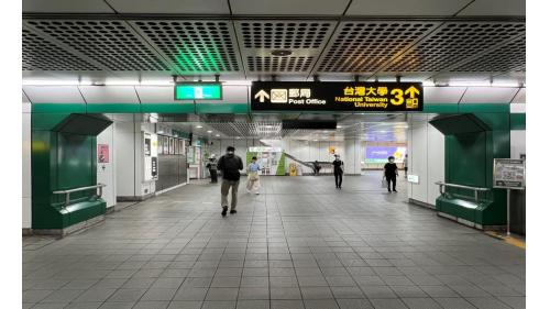 公館站為地下二層車站，設有4處出入口。地下一樓為大廳層，設有車站大廳、詢問處、自動售票機、驗票閘門、洗手間（近出口1、2）、公館郵局（近出口3）。
&nbsp;