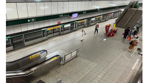公館站為地下二層車站，設有4處出入口，地下一樓為大廳層，地下二樓為月台層，設有島式月台一座，並設有半高式月台門，在站內各區設置了一系列名為《偷窺》的互動式公共藝術作品。【圖/島式月台一座】
&nbsp;