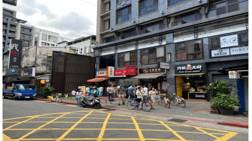 公館站編號為G07，副站名為台灣大學，位於羅斯福路四段，於1999年11月通車啟用，於1號出口可前往水源市場，市場內因有著各式美食而聞名，車站附近有國立臺灣大學校總區及公館商圈，周邊有許多商店與小吃店，逢夜間或例假日時，車站人潮熱絡。
&nbsp;