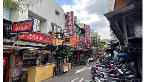 公館站編號為G07，副站名為台灣大學，位於羅斯福路四段，於1999年11月通車啟用，於1號出口可前往水源市場，市場內因有著各式美食而聞名，車站附近有國立臺灣大學校總區及公館商圈，周邊有許多商店與小吃店，逢夜間或例假日時，車站人潮熱絡。
&nbsp;