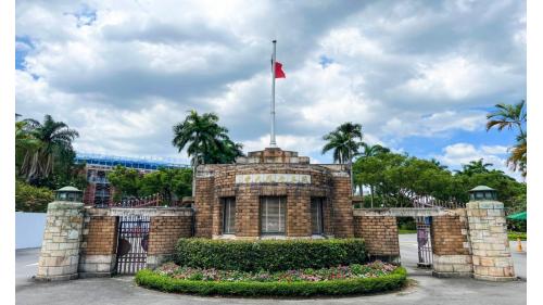 公館站編號為G07，副站名為台灣大學，位於羅斯福路四段，於1999年11月通車啟用，於1號出口可前往水源市場，市場內因有著各式美食而聞名，車站附近有國立臺灣大學校總區及公館商圈，周邊有許多商店與小吃店，逢夜間或例假日時，車站人潮熱絡。
&nbsp;