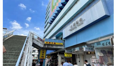 公館站編號為G07，副站名為台灣大學，位於羅斯福路四段，於1999年11月通車啟用，於1號出口可前往水源市場，市場內因有著各式美食而聞名，車站附近有國立臺灣大學校總區及公館商圈，周邊有許多商店與小吃店，逢夜間或例假日時，車站人潮熱絡。
&nbsp;