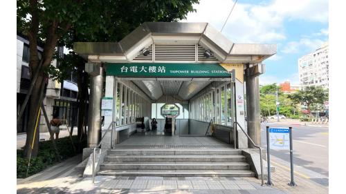台電大樓站為地下二層車站，設有5處出入口。出口1、2位於車站南端，出口3、4位於車站北端、出口5位於車站西端，出口3有聯合開發大樓。【圖/1號出口，大電大樓】
&nbsp;