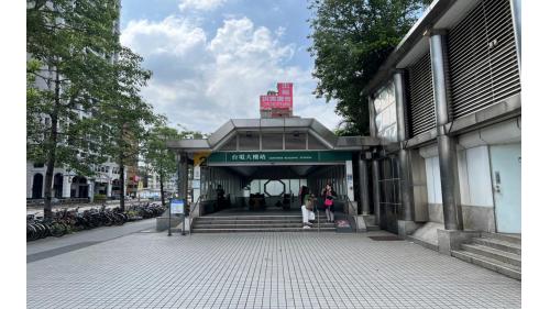 台電大樓站為地下二層車站，設有5處出入口。出口1、2位於車站南端，出口3、4位於車站北端、出口5位於車站西端，出口3有聯合開發大樓。【圖/2號出口，古亭國小、辛亥路一段】
&nbsp;