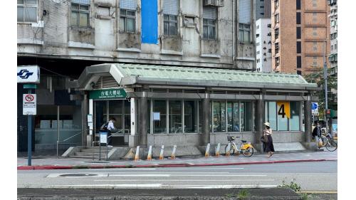 台電大樓站為地下二層車站，設有5處出入口。出口1、2位於車站南端，出口3、4位於車站北端、出口5位於車站西端，出口3有聯合開發大樓。【圖/4號出口，晉江街】
&nbsp;