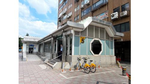 台電大樓站為地下二層車站，設有5處出入口。出口1、2位於車站南端，出口3、4位於車站北端、出口5位於車站西端，出口3有聯合開發大樓。【圖/5號出口，客家文化主題公園】
&nbsp;