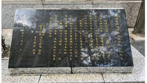 台電大樓站2號出口旁設有「潛水伕症勞工紀念碑」一座，以紀念1995年新店線221標工程事故。車站附近設有古亭國小及台電大樓。
&nbsp;