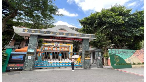 台電大樓站編號為G08，位於羅斯福路三段，於1999年11月啟用，與公館站之間設有袋狀軌可供列車掉頭，其在中和新蘆線東門站通車前，原本只作為後備車軌之用。台電大樓站2號出口旁設有「潛水伕症勞工紀念碑」一座，以紀念1995年新店線221標工程事故。車站附近設有古亭國小及台電大樓。
&nbsp;