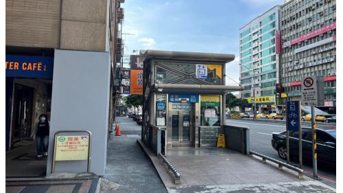 古亭站為地下三層車站，設有9處出入口。出口1、4位於車站南端、出口5、9位於車站北端，其中出口1是台北捷運所有車站中唯二僅設電梯，而不設階梯或電扶梯的出入口，無障礙電梯位於出口1、5 。【圖/1號出口，僅設電梯，無階梯及電扶梯】
&nbsp;
