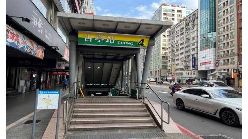 古亭站為地下三層車站，設有9處出入口。出口1、4位於車站南端、出口5、9位於車站北端，其中出口1是台北捷運所有車站中唯二僅設電梯，而不設階梯或電扶梯的出入口，無障礙電梯位於出口1、5 。【圖/4號出口，師範大學】
&nbsp;