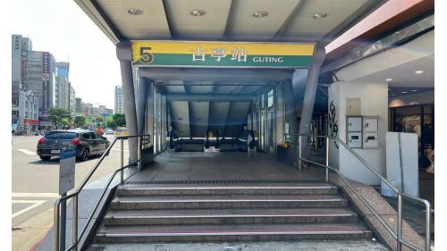 古亭站為地下三層車站，設有9處出入口。出口1、4位於車站南端、出口5、9位於車站北端，其中出口1是台北捷運所有車站中唯二僅設電梯，而不設階梯或電扶梯的出入口，無障礙電梯位於出口1、5 。【圖/5號出口，和平東路一段】
&nbsp;