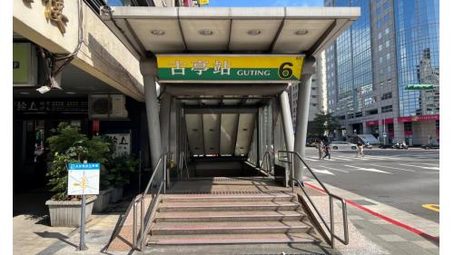 古亭站為地下三層車站，設有9處出入口。出口1、4位於車站南端、出口5、9位於車站北端，其中出口1是台北捷運所有車站中唯二僅設電梯，而不設階梯或電扶梯的出入口，無障礙電梯位於出口1、5。【圖/6號出口，杭州南路】
&nbsp;