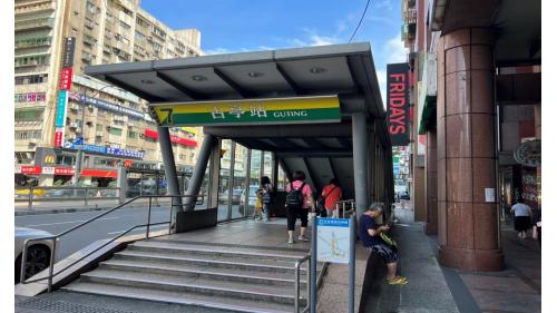 古亭站為地下三層車站，設有9處出入口。出口1、4位於車站南端、出口5、9位於車站北端，其中出口1是台北捷運所有車站中唯二僅設電梯，而不設階梯或電扶梯的出入口，無障礙電梯位於出口1、5 。【圖/7號出口，國語日報，杭州南路口】
&nbsp;