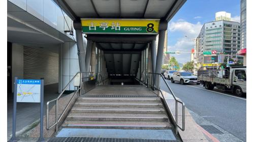古亭站為地下三層車站，設有9處出入口。出口1、4位於車站南端、出口5、9位於車站北端，其中出口1是台北捷運所有車站中唯二僅設電梯，而不設階梯或電扶梯的出入口，無障礙電梯位於出口1、5 。【圖/南昌路口、和平西路北側】
&nbsp;