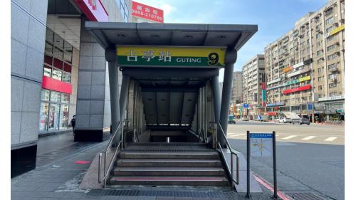 古亭站為地下三層車站，設有9處出入口。出口1、4位於車站南端、出口5、9位於車站北端，其中出口1是台北捷運所有車站中唯二僅設電梯，而不設階梯或電扶梯的出入口，無障礙電梯位於出口1、5 。【圖/9號出口，大都市國際中心，位和平西路口】
&nbsp;