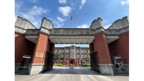 古亭站最初以對面轉乘為設計目標，在松山線完工以前皆與淡水線直通行駛，直至松山線通車後，始回復原初的營運設定。車站附近有經濟部、郵政醫院及諸多店家餐館，為羅斯福路、和平東路及和平西路一帶通勤族主要的運輸車站。
&nbsp;