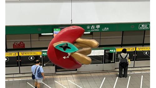 古亭站最初以對面轉乘為設計目標，在松山線完工以前皆與淡水線直通行駛，直至松山線通車後，始回復原初的營運設定。車站附近有經濟部、郵政醫院及諸多店家餐館，為羅斯福路、和平東路及和平西路一帶通勤族主要的運輸車站。
&nbsp;