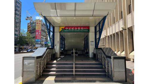 中正紀念堂站副站名為南門，位於羅斯福路一段，為淡水信義線之轉乘站，在松山新店線編號為G10，於2000年8月啟用為地下三層車站，設有7處出入口。【圖/1號出口，位於車站南端，勞工保險局總局暨台北業務組（羅斯福路西側、南海路北側）】
&nbsp;
