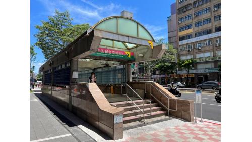 中正紀念堂站副站名為南門，位於羅斯福路一段，為淡水信義線之轉乘站，在松山新店線編號為G10，於2000年8月啟用為地下三層車站，設有7處出入口。【圖/2號出口，位於車站南端，南海路（羅斯福路西側、南海路南側）】
&nbsp;