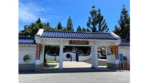 中正紀念堂站副站名為南門，位於羅斯福路一段，為淡水信義線之轉乘站，在松山新店線編號為G10，於2000年8月啟用為地下三層車站，設有7處出入口。【圖/5號出口，中正紀念堂， 愛國東路與中山南路口，設有藝廊】
&nbsp;