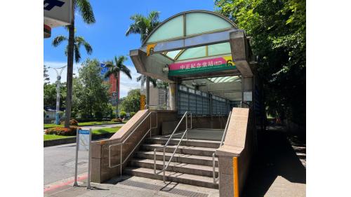 中正紀念堂站副站名為南門，位於羅斯福路一段，為淡水信義線之轉乘站，在松山新店線編號為G10，於2000年8月啟用為地下三層車站，設有7處出入口。【圖/6號出口，國家圖書館、中山南路、台北市立大學附設實驗國民小學的後門(位於中山南路西側與愛國西路口)】
&nbsp;