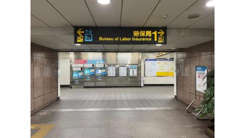 中正紀念堂站，位於羅斯福路一段，在松山新店線編號為G10，於2000年8月啟用。中正紀念堂站為地下三層車站。大廳層分為南、北兩側，均設有車站大廳、詢問處、自動售票機 、驗票閘門、洗手間（站體南側付費區外）。
&nbsp;