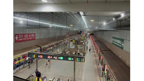 中正紀念堂站為地下三層車站，位於羅斯福路一段，地下二、三樓為月台層，島式月台，半高式月台門。【圖/地下二樓月台層，一月台為淡水信義線往淡水/北投方向。二月台為松山新店線，往松山方向。】
&nbsp;