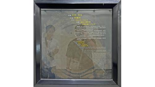 中正紀念堂站位於羅斯福路一段，為重要文化機構的主要進出站，具有挑高的大廳設計，在站內多處設置各種不同的公共藝術作品，如《非想、想飛》、《舞台、月台》以及《輕鬆的雲、走路的樂》等作品。
&nbsp;