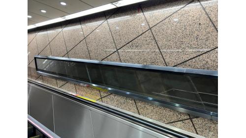 中正紀念堂站位於羅斯福路一段，為重要文化機構的主要進出站，具有挑高的大廳設計，在站內多處設置各種不同的公共藝術作品，如《非想、想飛》、《舞台、月台》以及《輕鬆的雲、走路的樂》等作品。【圖/3號出口電扶梯旁的公共藝術&mdash;&mdash;非想、想飛】
&nbsp;