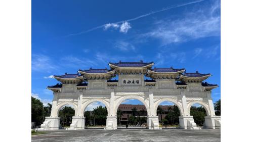 車站附近有中正紀念堂園區，園區內除中正紀念堂外，在主建築物前自由廣場的左右兩側，設置莊嚴宏偉的國家戲劇院及國家音樂廳，吸引許多遊客前往參觀。
&nbsp;