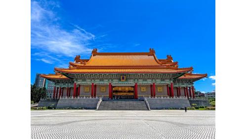 車站附近有中正紀念堂園區，園區內除中正紀念堂外，在主建築物前自由廣場的左右兩側，設置莊嚴宏偉的國家戲劇院及國家音樂廳，吸引許多遊客前往參觀。
&nbsp;