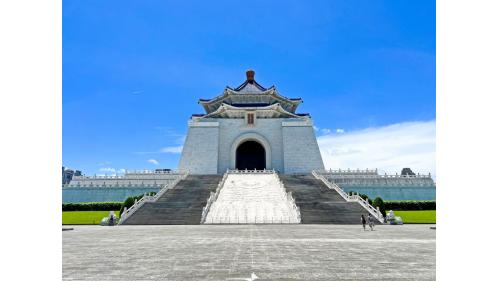 車站附近有中正紀念堂園區，園區內除中正紀念堂外，在主建築物前自由廣場的左右兩側，設置莊嚴宏偉的國家戲劇院及國家音樂廳，吸引許多遊客前往參觀。
&nbsp;
