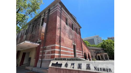 車站附近有中正紀念堂園區，園區內除中正紀念堂外，在主建築物前自由廣場的左右兩側，設置莊嚴宏偉的國家戲劇院及國家音樂廳，吸引許多遊客前往參觀。
&nbsp;