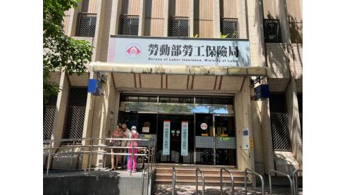 車站附近有中正紀念堂園區，園區內除中正紀念堂外，在主建築物前自由廣場的左右兩側，設置莊嚴宏偉的國家戲劇院及國家音樂廳，吸引許多遊客前往參觀。
&nbsp;