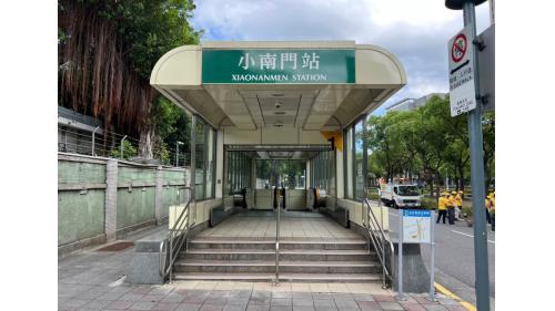 小南門站編號為G11，位於愛國西路上，為地下二層車站，共設4處出入口，地下一樓為大廳層，地下二樓為月台層，島式月台一座，並設有半高式月台門。【圖/1號出口，位於車站西端，愛國西路北側】
&nbsp;