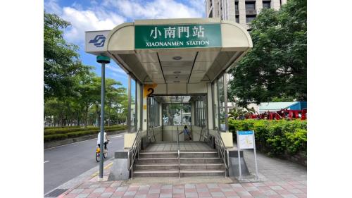小南門站編號為G11，位於愛國西路上，為地下二層車站，共設4處出入口，地下一樓為大廳層，地下二樓為月台層，島式月台一座，並設有半高式月台門。【圖/出口２，南門國中、南門國小，位於車站西端（愛國西路南側、往西）】
&nbsp;