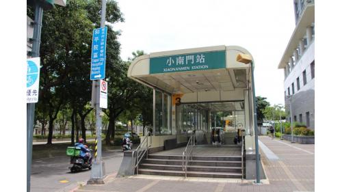 小南門站編號為G11，位於愛國西路上，為地下二層車站，共設4處出入口，地下一樓為大廳層，地下二樓為月台層，島式月台一座，並設有半高式月台門。【圖/出口３，植物園（愛國西路南側、博愛路口】
&nbsp;