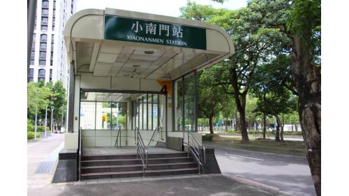 ：小南門站編號為G11，位於愛國西路上，為地下二層車站，共設4處出入口，地下一樓為大廳層，地下二樓為月台層，島式月台一座，並設有半高式月台門。【圖/出口４，台灣菸酒公司（愛國西路南側、重慶南路口】
&nbsp;
