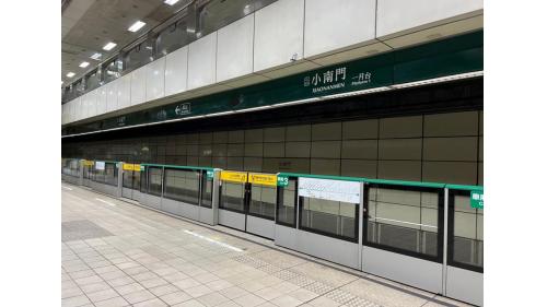 小南門站為地下二層車站，共設4處出入口，地下一樓為大廳層，地下二樓為月台層，設置島式月台一座，並設有半高式月台門。【圖／一月台，松山新店線，往松山方向）】
&nbsp;
