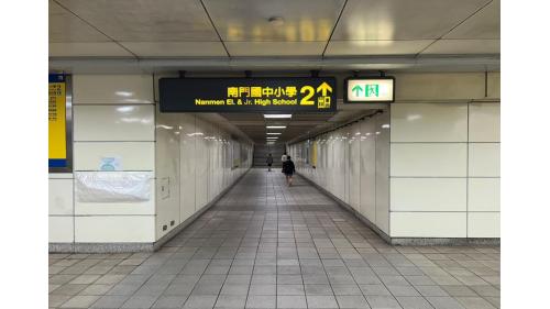 小南門站為為地下二層車站，共設4處出入口，地下一樓為大廳層。大廳層設有車站大廳、詢問處、自動售票機、驗票閘門、洗手間（付費區外）
&nbsp;