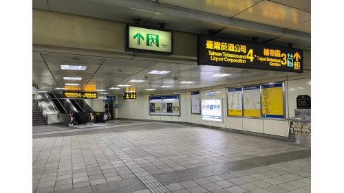 小南門站為為地下二層車站，共設4處出入口，地下一樓為大廳層。大廳層設有車站大廳、詢問處、自動售票機、驗票閘門、洗手間（付費區外）
&nbsp;
